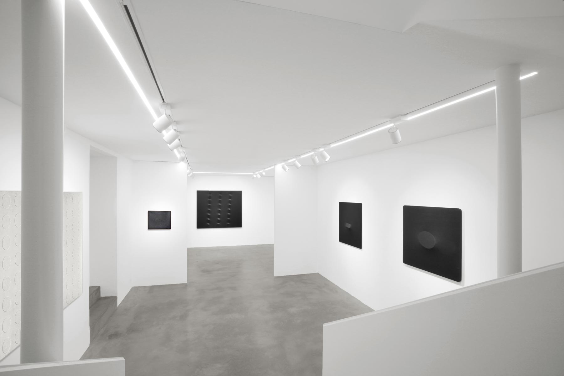 Allestimenti di Dep Art Gallery in occasione della mostra Turi Simeti. Opere 1960-2020, dall'8 settembre al 22 dicembre 2020
