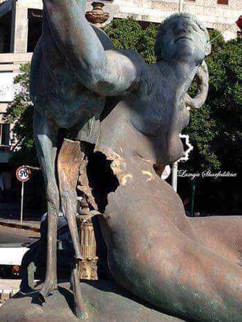 La statua della fontana dopo essere stata colpita da un missile nell’agosto del 2014
