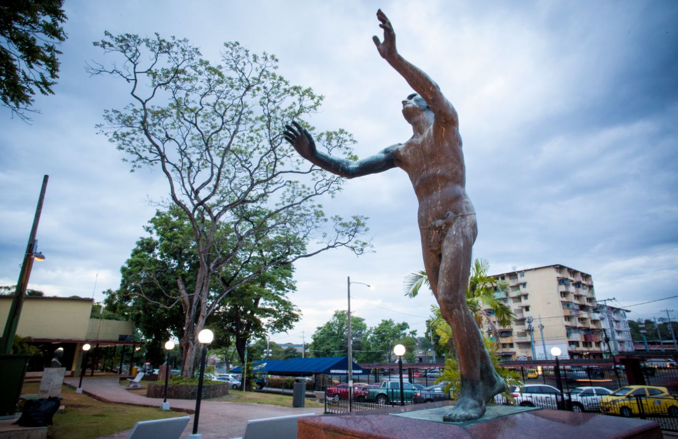 Hacia la luz, monumento in bronzo collocato nell’Università di Panama nel 1954 davanti Facultad de Humanidades
