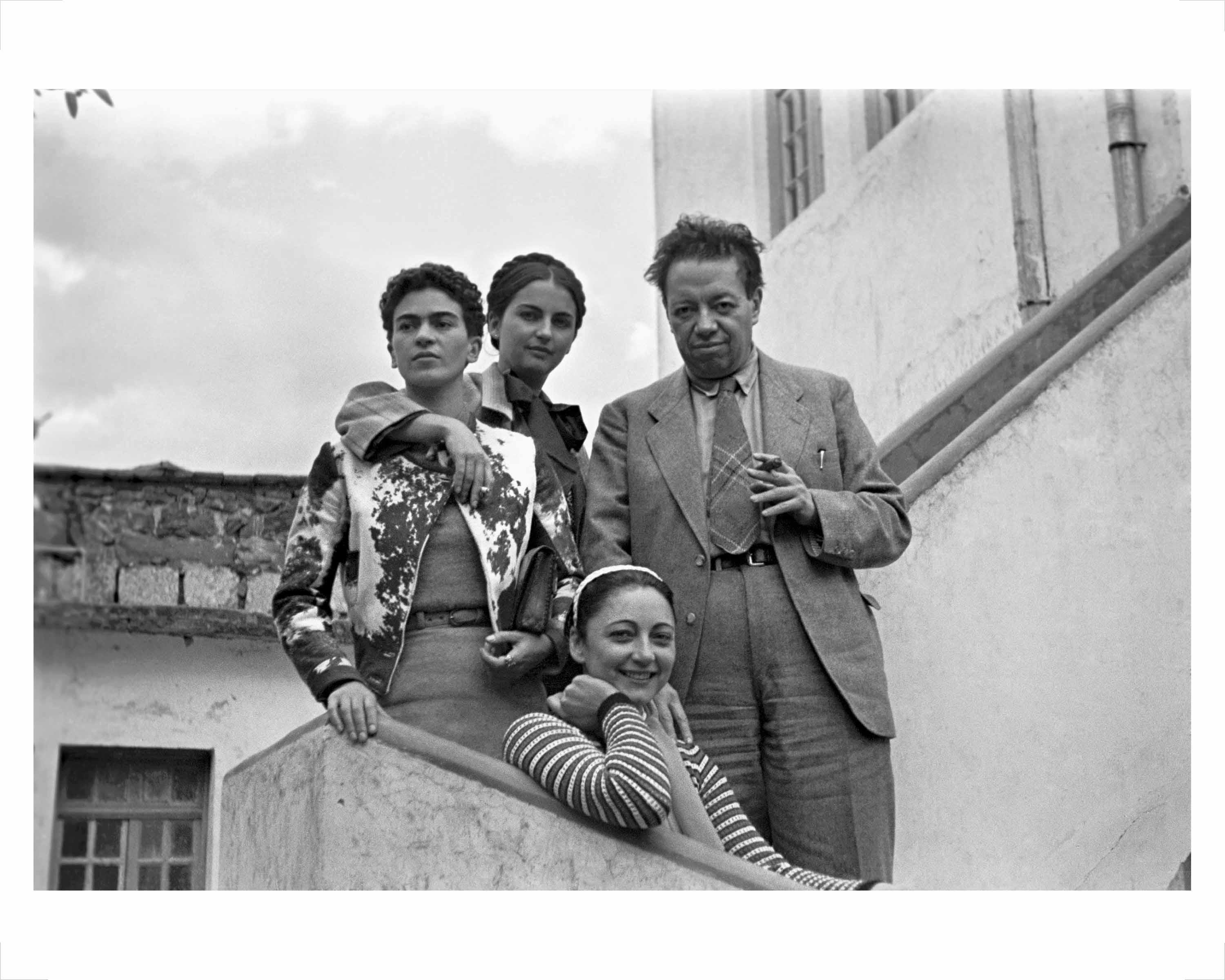 Leo Matiz, Frida, Christina Kahlo, Diego Rivera e un'amica (Città del Messico, 1941 circa; fotografia in bianco e nero). &copy; Fondazione Leo Matiz
