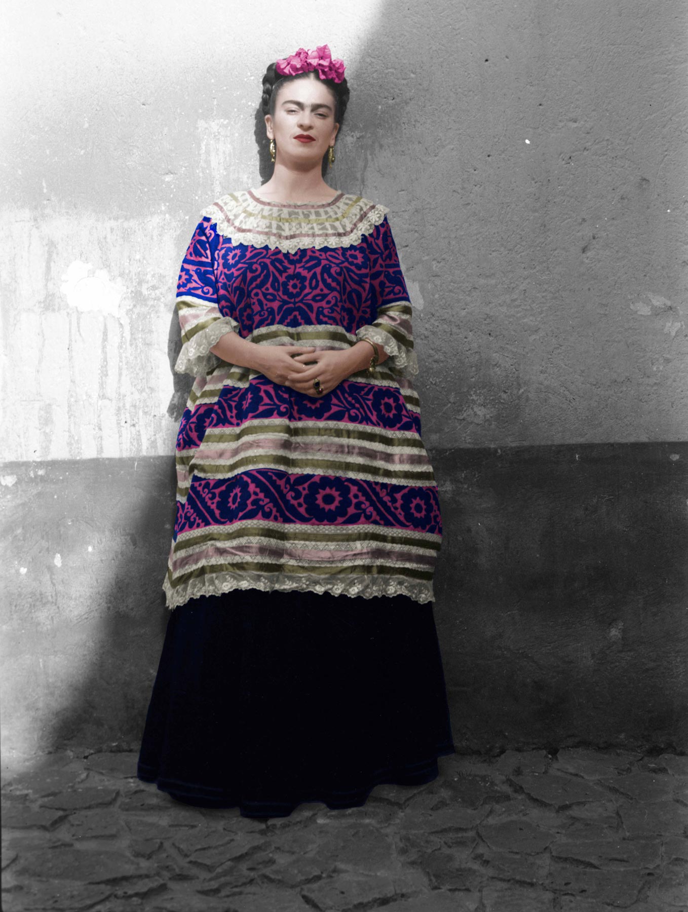 Leo Matiz, Frida Kahlo davanti alla Casa Azul (Coyacán, 1944; fotografia a colori). &copy; Fondazione Leo Matiz

