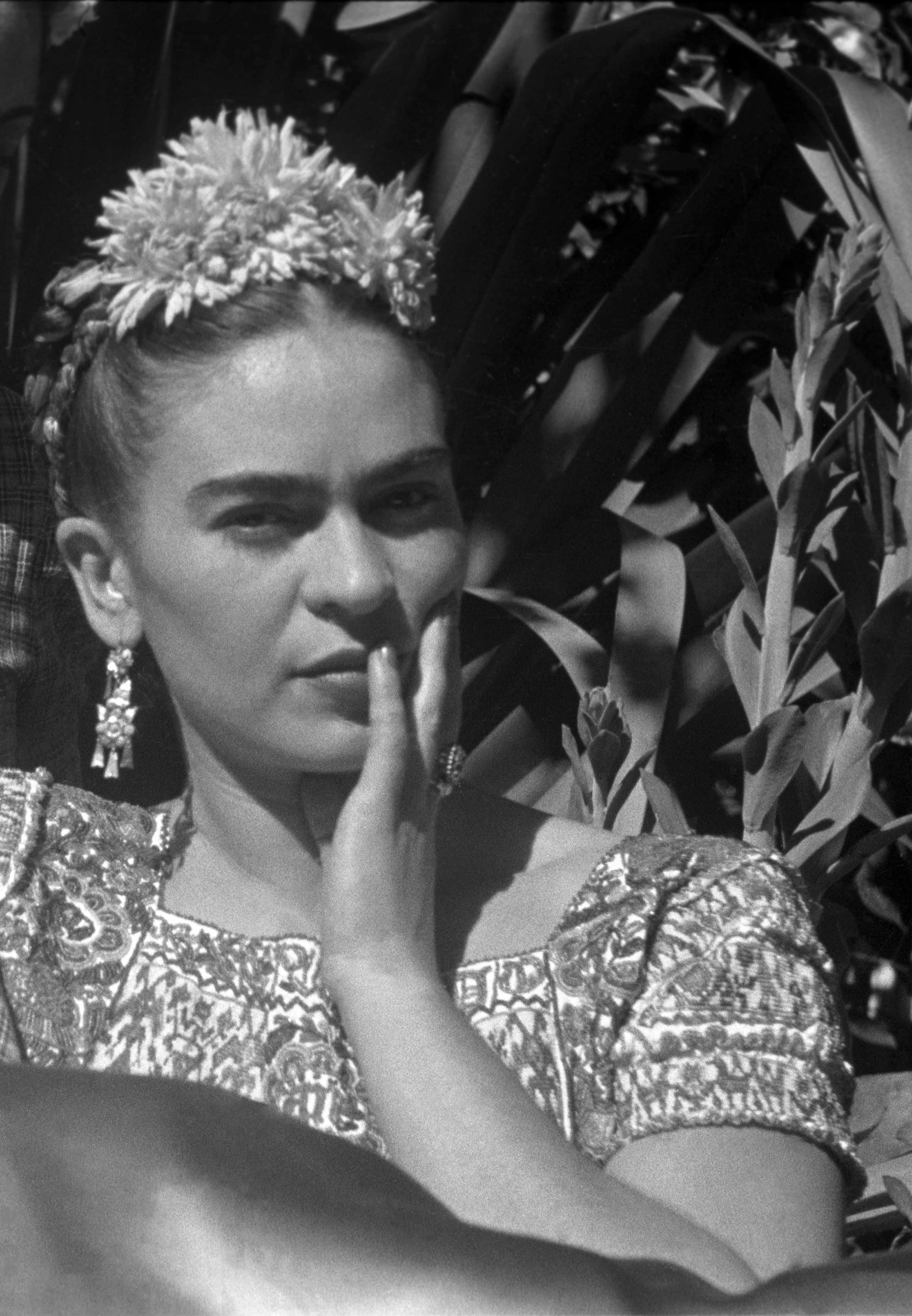 Leo Matiz, Frida Kahlo (Xochilmico, 1941; fotografia in bianco e nero). &copy; Fondazione Leo Matiz

