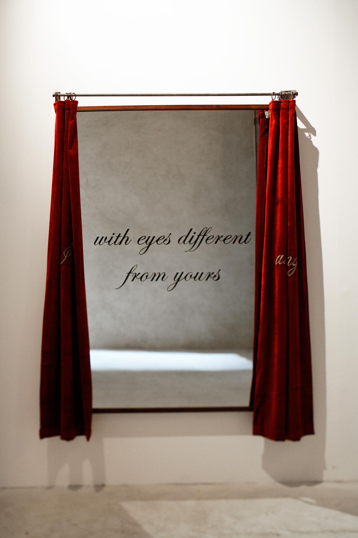 Shilpa Gupta, I look at things with eyes different from yours (2010; Stampa su specchio, tenda ricamata su asta di metallo, 147 x 104 x 12,5 cm; Rimini, PART). Ph. Credit Daniel Moulinet
