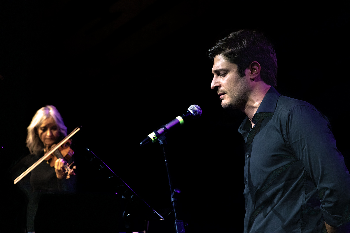 Lino Guanciale e la violinista Renata Lackó in Dialoghi di profughi. Ph. Credit Paolo De Chellis
