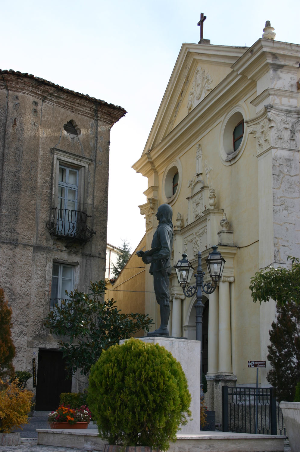 La chiesa di San Domenico con la statua di Mattia Preti. Ph. Credit Franco Parrottino
