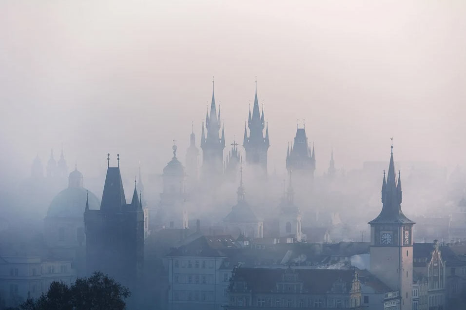 Veduta di Praga nella nebbia
