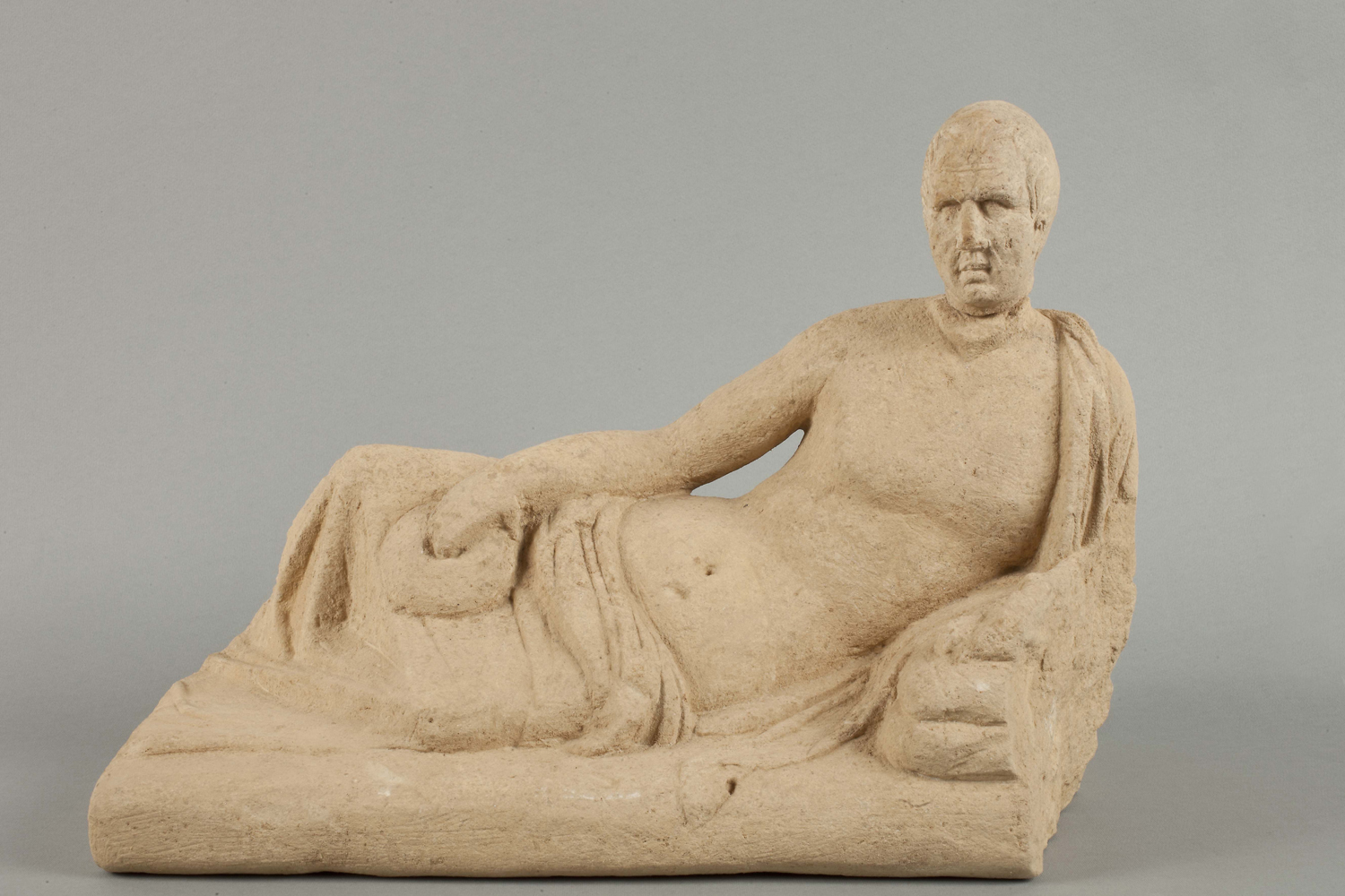 Coperchio figurato di una urnetta funeraria etrusca in pietra “fetida” (seconda metà del III-inizi del II secolo a.C.; Firenze, Museo Archeologico Nazionale)
