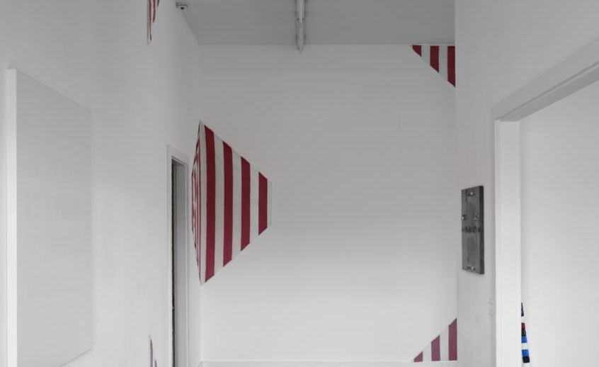 Daniel Buren, Riflesso, une peinture en 5 parties pour 2 murs (settembre 1980; strisce di tela rossa e bianca, dimensioni variabili in funzione del muro, qui 183,5 x 140 cm; Ginevra, MAMCO)
