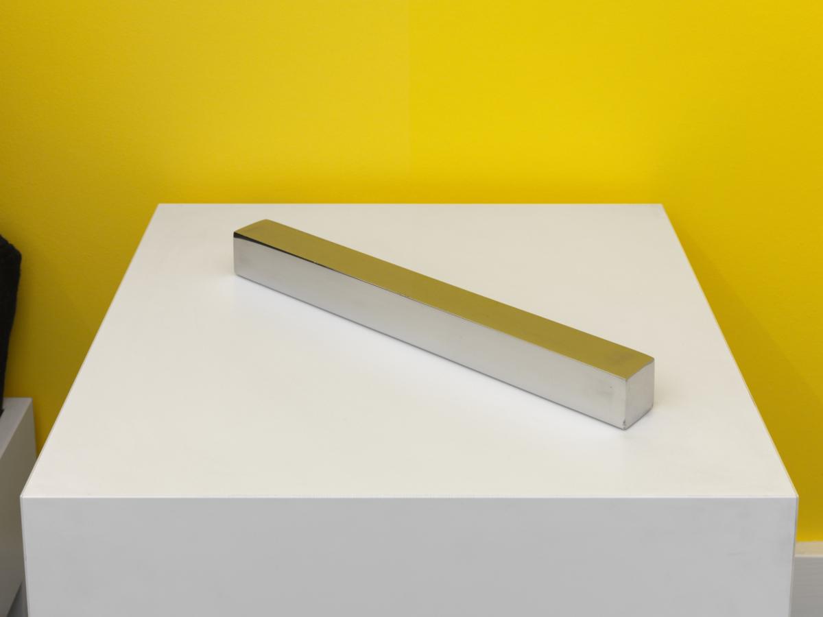 Walter De Maria, High Energy Bar nÂ° 78 (1966; acciaio inossidabile, 3,7 x 35,7 x 3,7 cm; Ginevra, MAMCO)
