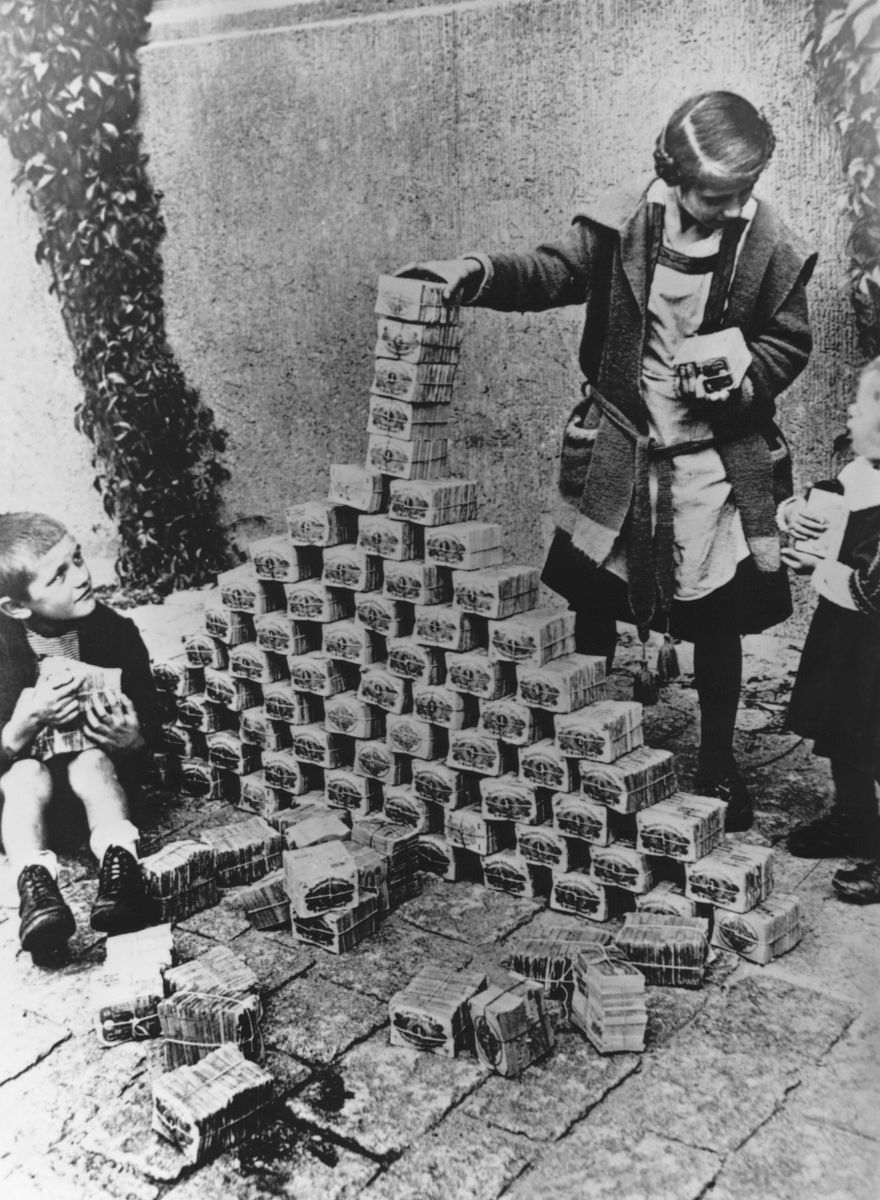 Germania, 1923: bambini che fanno castelli di carta con mazzette di banconote

