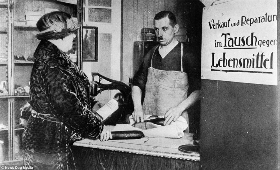 Il cartello di un calzolaio nella Germania del 1923 che chiede pagamenti con baratto: Acquisti e riparazioni in cambio di generi di prima necessità
