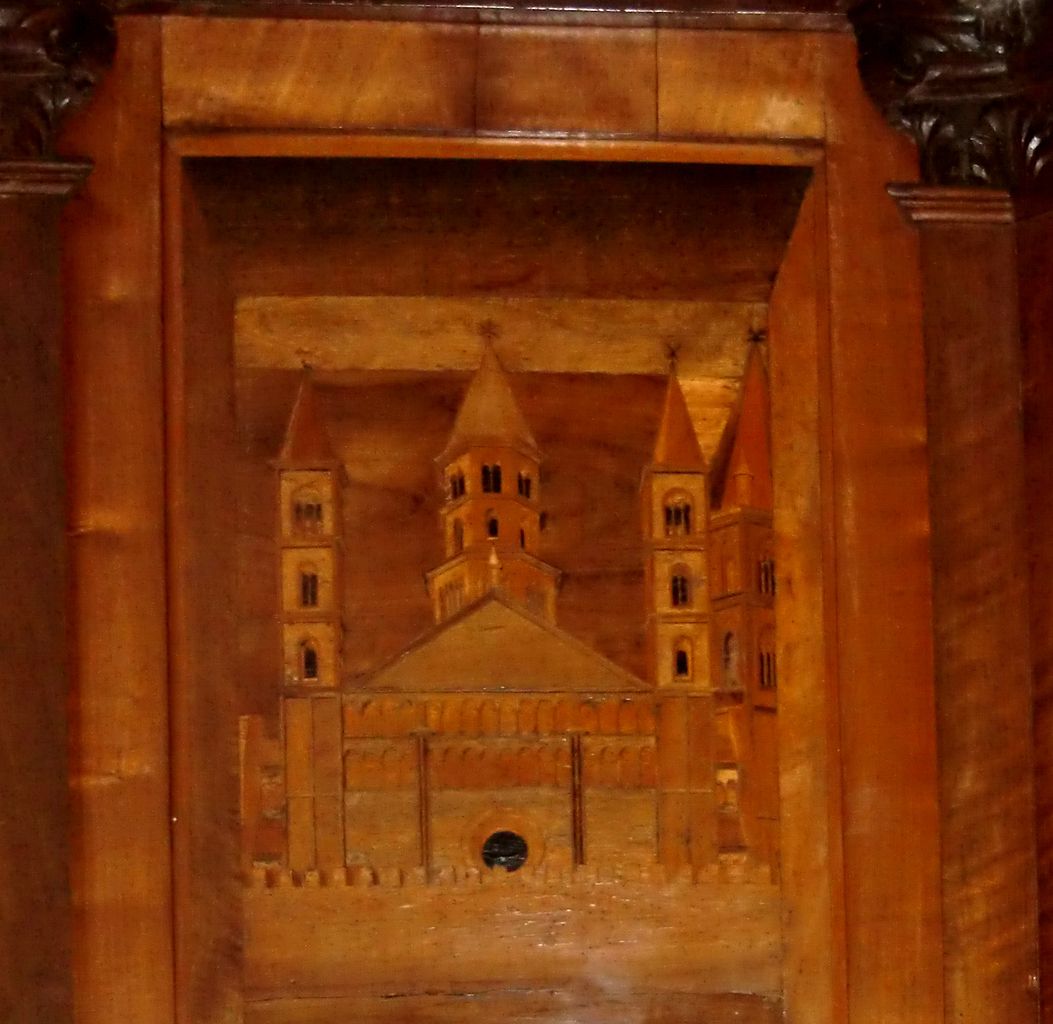 Coro ligneo di Paolo Sacca, la riproduzione della facciata della basilica
