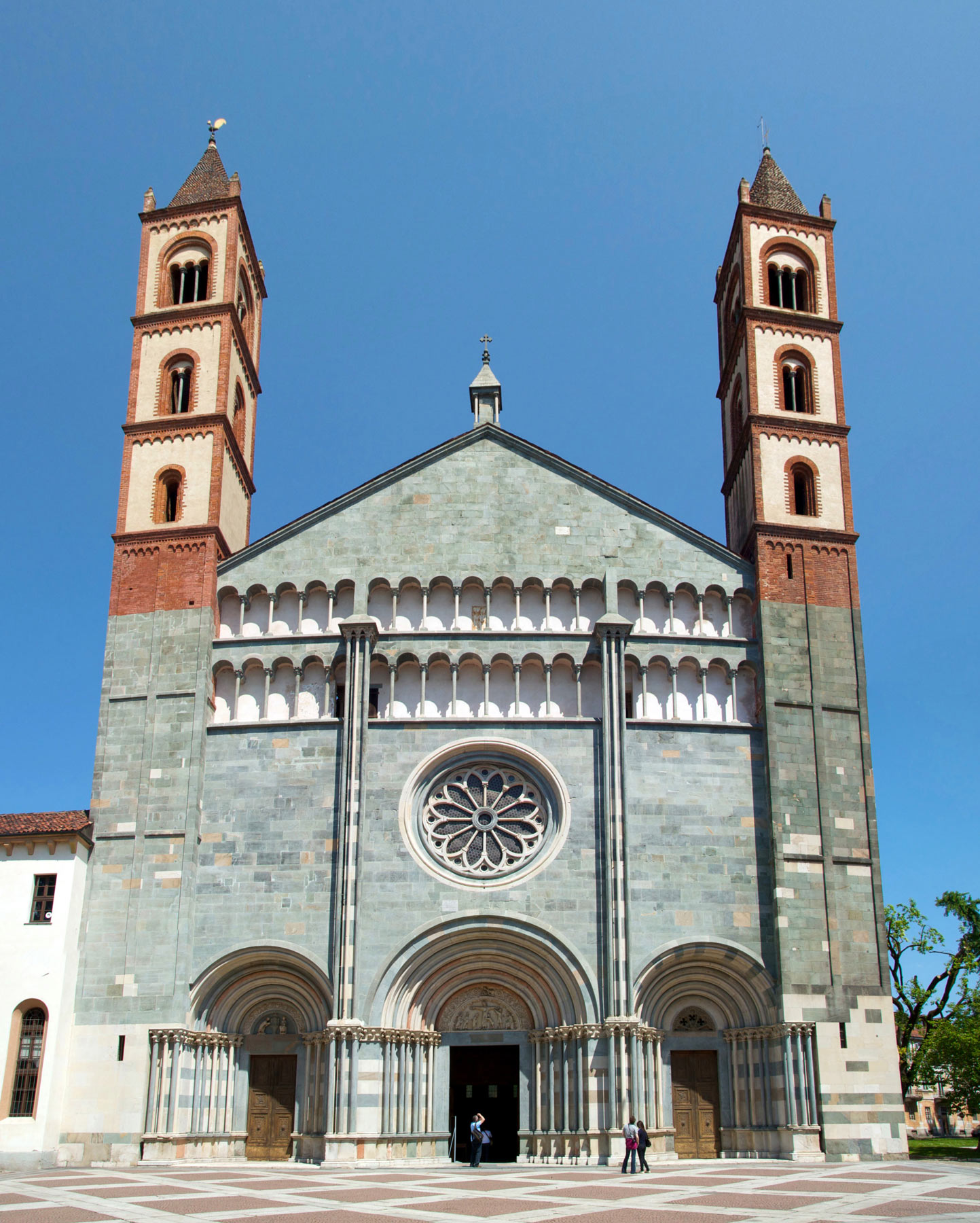Vercelli, la facciata di Sant'Andrea
