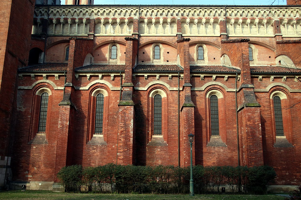 Il fianco destro della basilica
