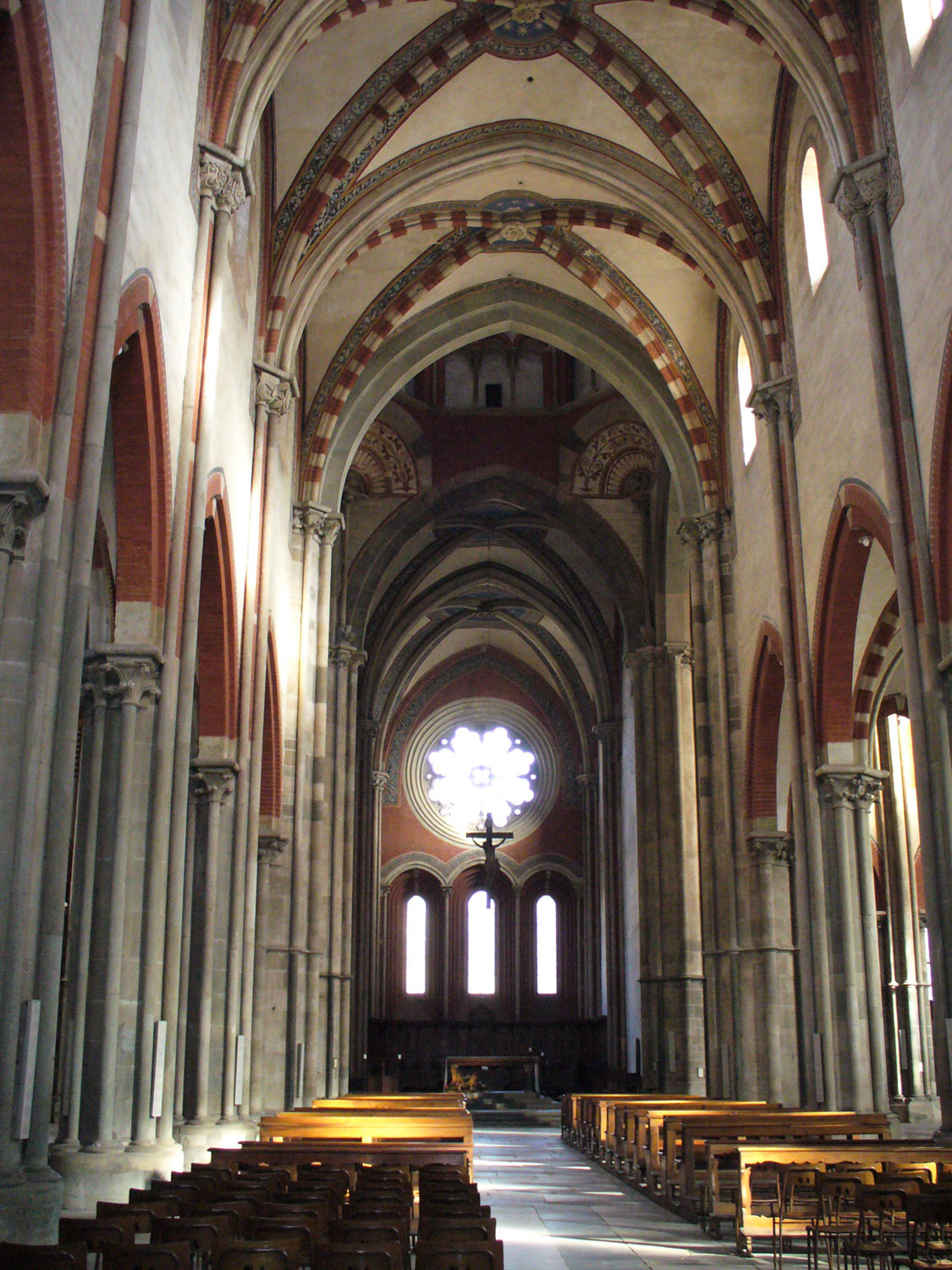 Interno della basilica di Sant'Andrea a Vercelli
