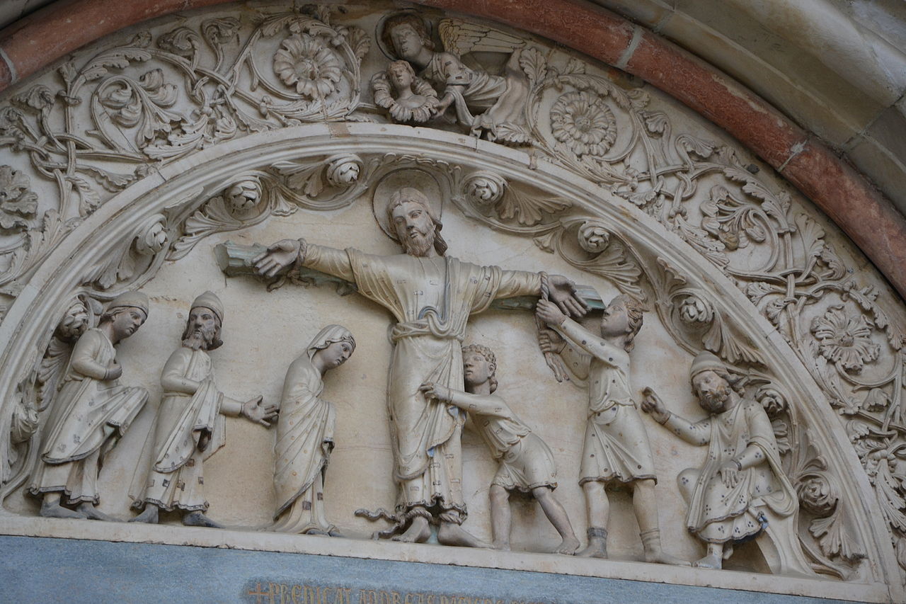 La lunetta del portale maggiore col martirio di sant'Andrea. Ph. Credit Carlo Dell'Orto
