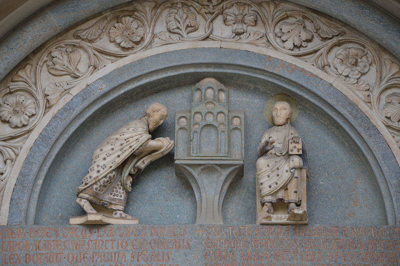 La lunetta del portale sinistro con Guala Bicchieri che consegna il modello della chiesa a sant'Andrea. Ph. Credit Carlo Dell'Orto
