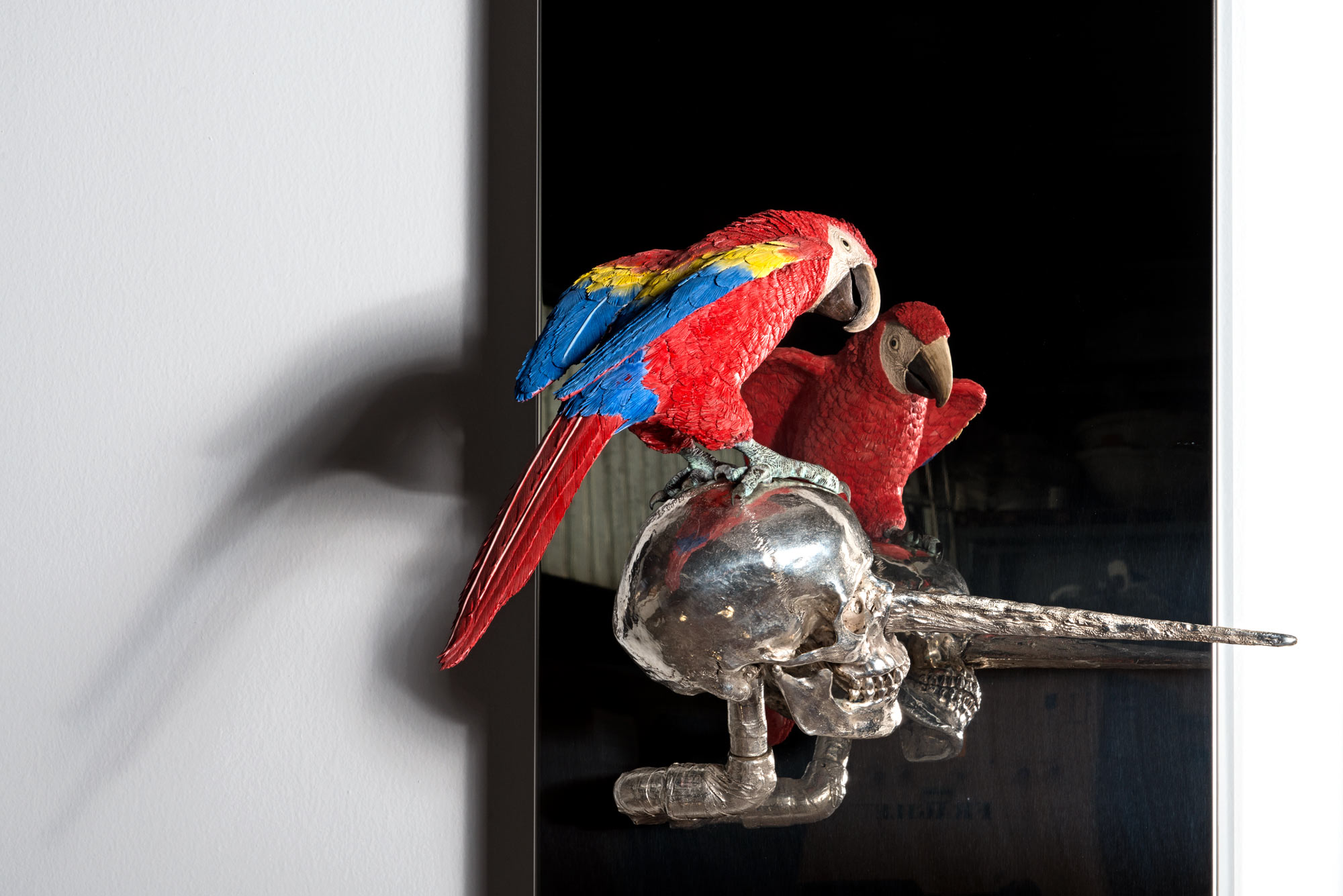 Bertozzi & Casoni, Nulla è come appare, dettaglio (2018; ceramica policroma, bronzo argentato, acciaio, 100 x 50 x 50 cm)
 Bertozzi & Casoni, Nulla è come appare, dettaglio (2018; ceramica policroma, bronzo argentato, acciaio, 100 x 50 x 50 cm)