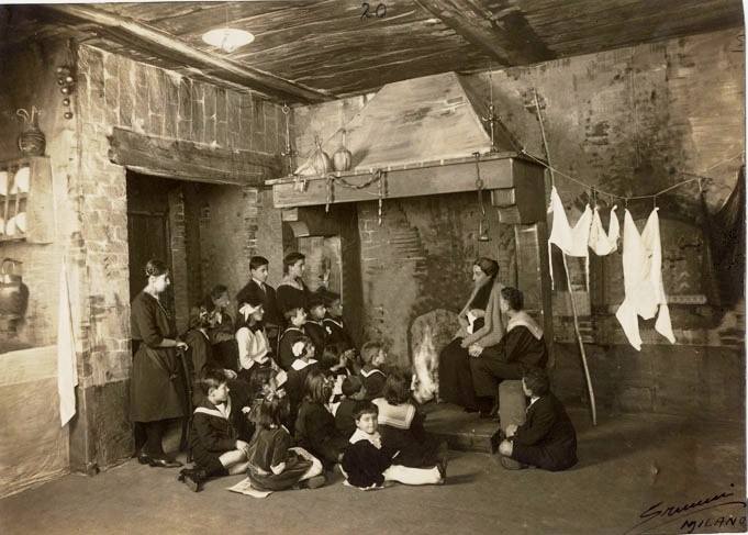 Anna Franchi narra novelle ad un gruppo di bambini, 1915 circa
