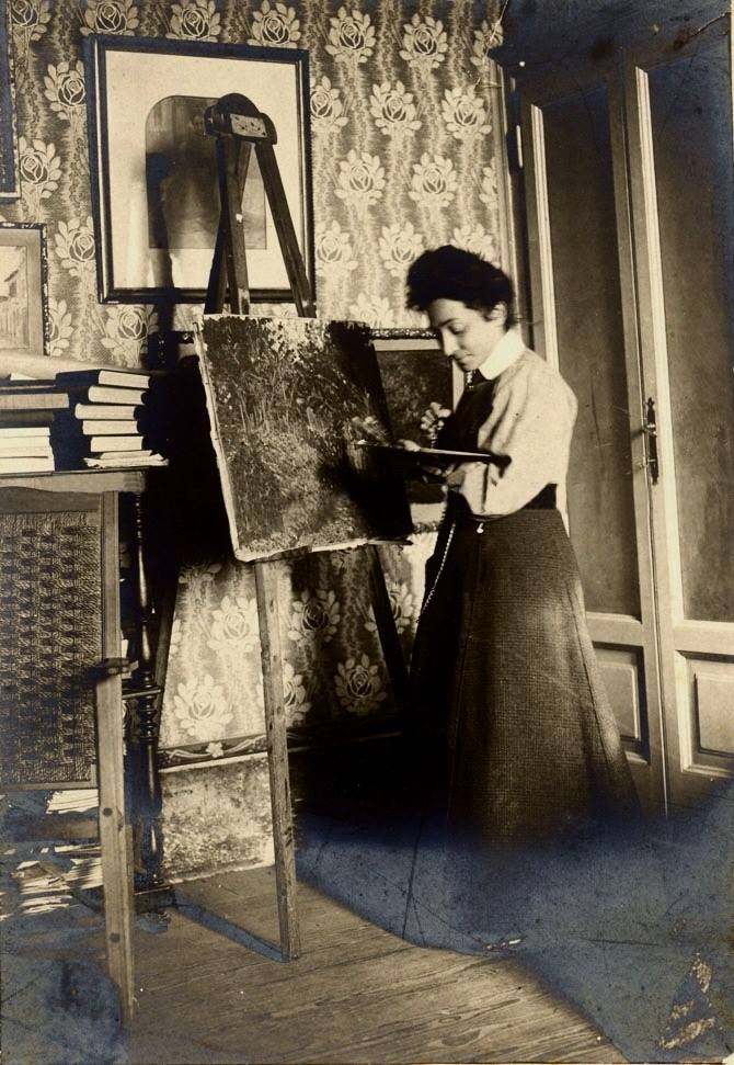 Anna Franchi mentre dipinge, 1905 circa
