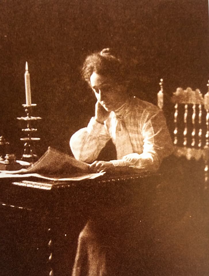 Anna Franchi nel suo studio
