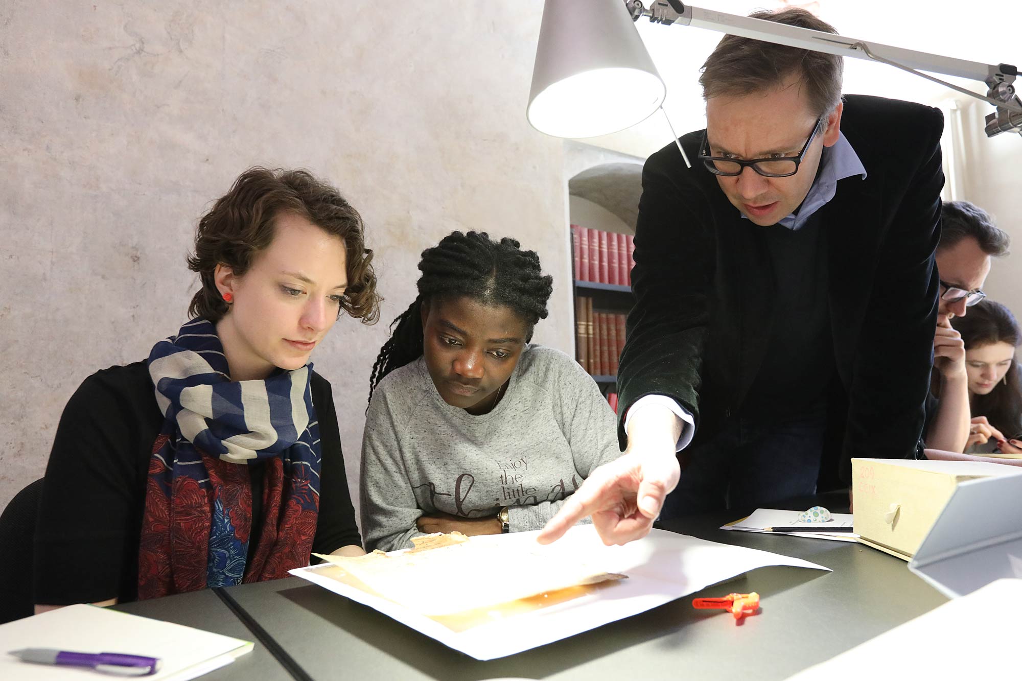 Il prof. Winfried Rudolf con gli studenti della Vercelli School of Medieval European Palaeography nel 2019
