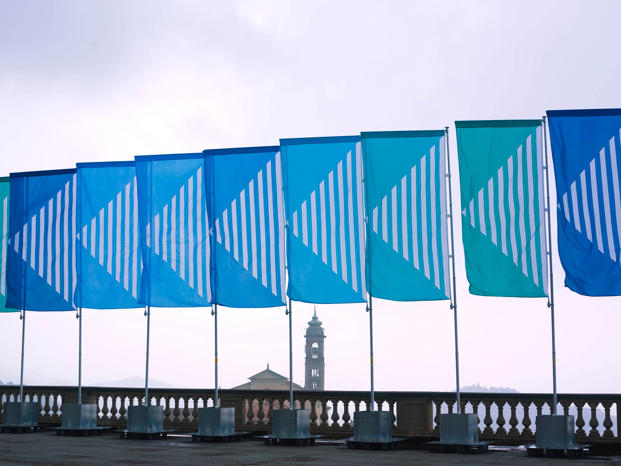Daniel Buren, Le banderuole colorate, 2007. Foto di Luca Fregoso

