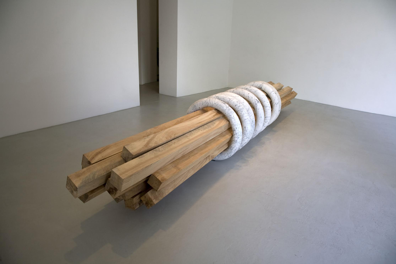 Hidetoshi Nagasawa, Sette anelli (2015; marmo di Carrara e legno, 460 x 70 cm)
 Hidetoshi Nagasawa, Sette anelli (2015; marmo di Carrara e legno, 460 x 70 cm)