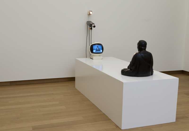 Nam June Paik, TV Buddha (1974; video installazione e statua di Buddha del XVIII secolo; Amsterdam, Stedelijk Museum)
 Nam June Paik, TV Buddha (1974; video installazione e statua di Buddha del XVIII secolo; Amsterdam, Stedelijk Museum)