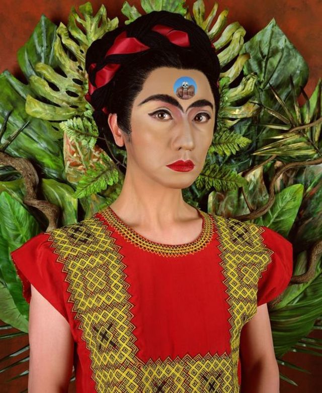 Yasumasa Morimura, An Inner Dialogue with Frida Kahlo (Skull Ring) (2001; fotografia a colori, 149,9 x 120 cm)
 Yasumasa Morimura, An Inner Dialogue with Frida Kahlo (Skull Ring) (2001; fotografia a colori, 149,9 x 120 cm)