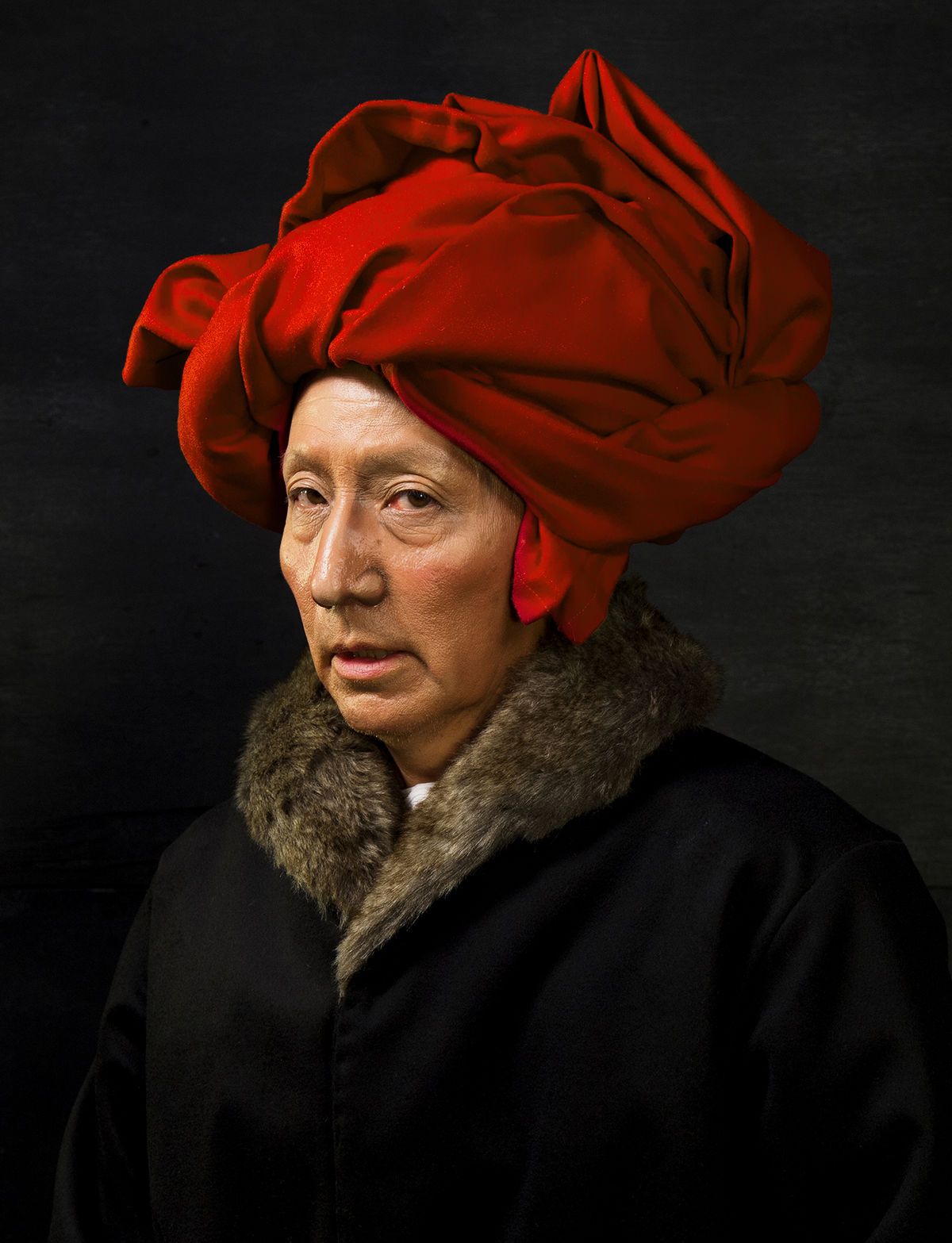 Yasumasa Morimura, Self-portraits through Art History (Van Eyck in a Red Turban) (2016; fotografia a colori, 25,7 x 18,4 cm)
 Yasumasa Morimura, Self-portraits through Art History (Van Eyck in a Red Turban) (2016; fotografia a colori, 25,7 x 18,4 cm)