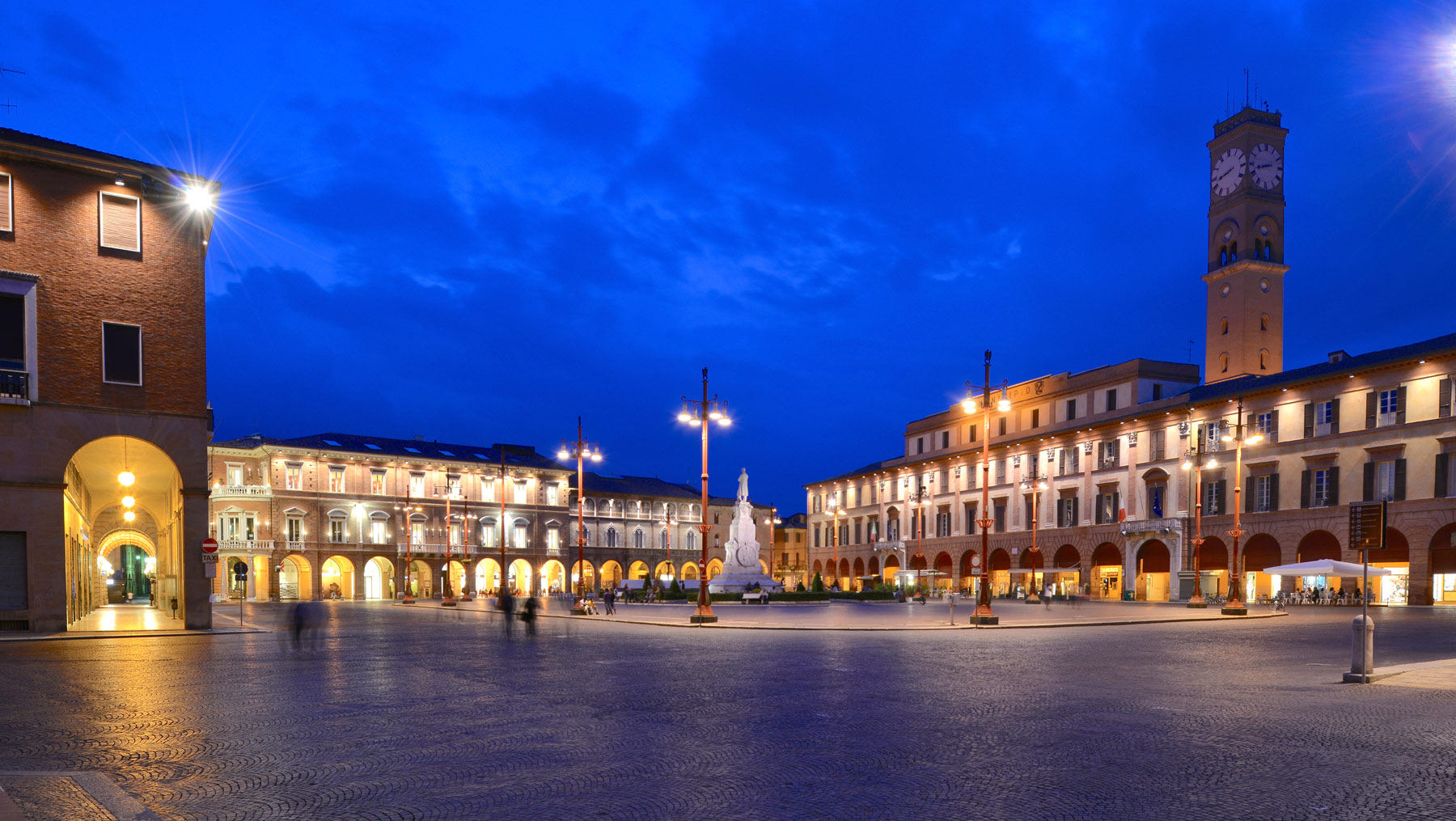 ForlÃ¬, Piazza Aurelio Saffi. Foto Luca Massari
