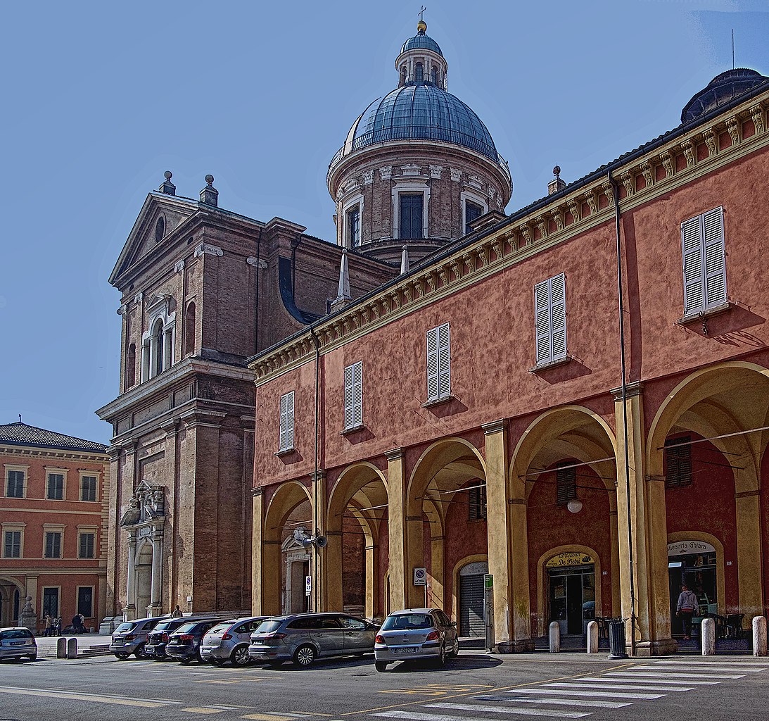 La basilica della Madonna della Ghiara con i portici dei chiostri
