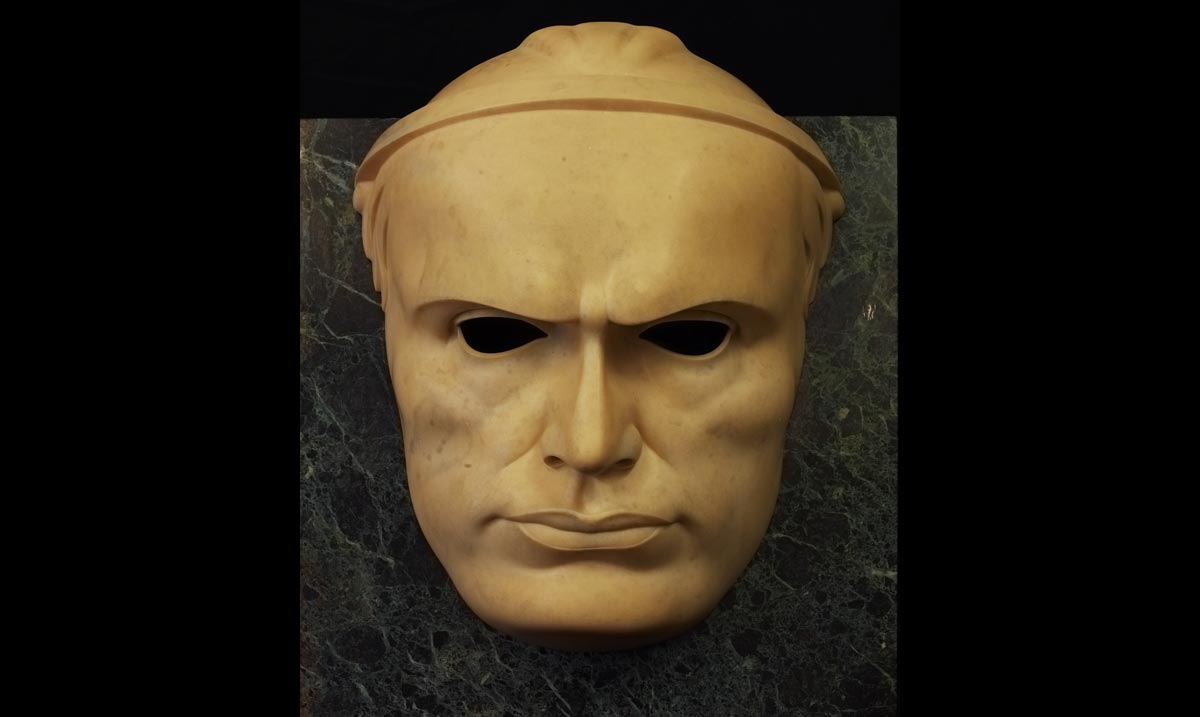 Adolfo Wildt, Maschera di Mussolini (il Duce) (1924; marmo di Carrara, 60 x 49 x 22 cm; Milano, Galleria d’Arte Moderna)
