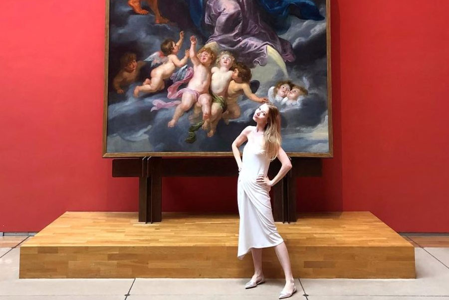 L'art influencer Elena Soboleva davanti all'Incoronazione della Vergine di Rubens ai Musées Royaux des Beaux-Arts di Bruxelles L'art influencer Elena Soboleva davanti all'Incoronazione della Vergine di Rubens ai Musées Royaux des Beaux-Arts di Bruxelles