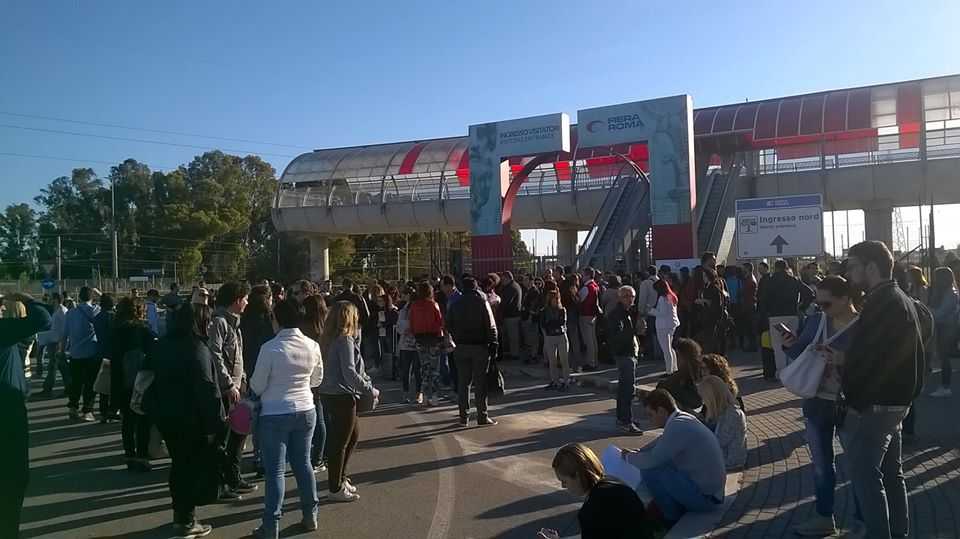Candidati in attesa di entrare alla fiera di Roma per sostenere le preselettive del concorso MiBAC 2020. Courtesy Associazione Mi Riconosci Candidati in attesa di entrare alla fiera di Roma per sostenere le preselettive del concorso MiBAC 2020. Courtesy Associazione Mi Riconosci