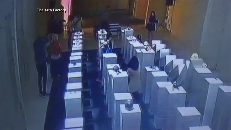 Il momento in cui le basi crollano come le tessere del domino
 Il momento in cui le basi crollano come le tessere del domino