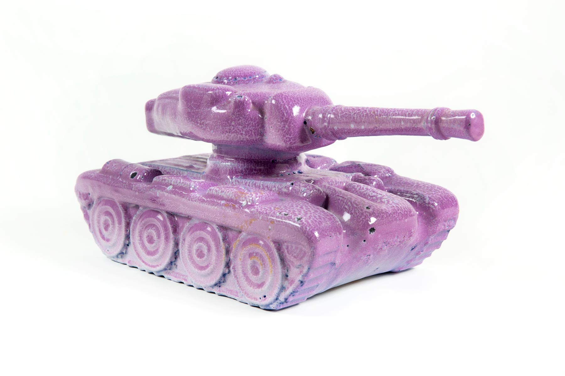 Alfonso Leoni, Carro armato (1972-73; maiolica, 15 x 34 x 15 cm)

