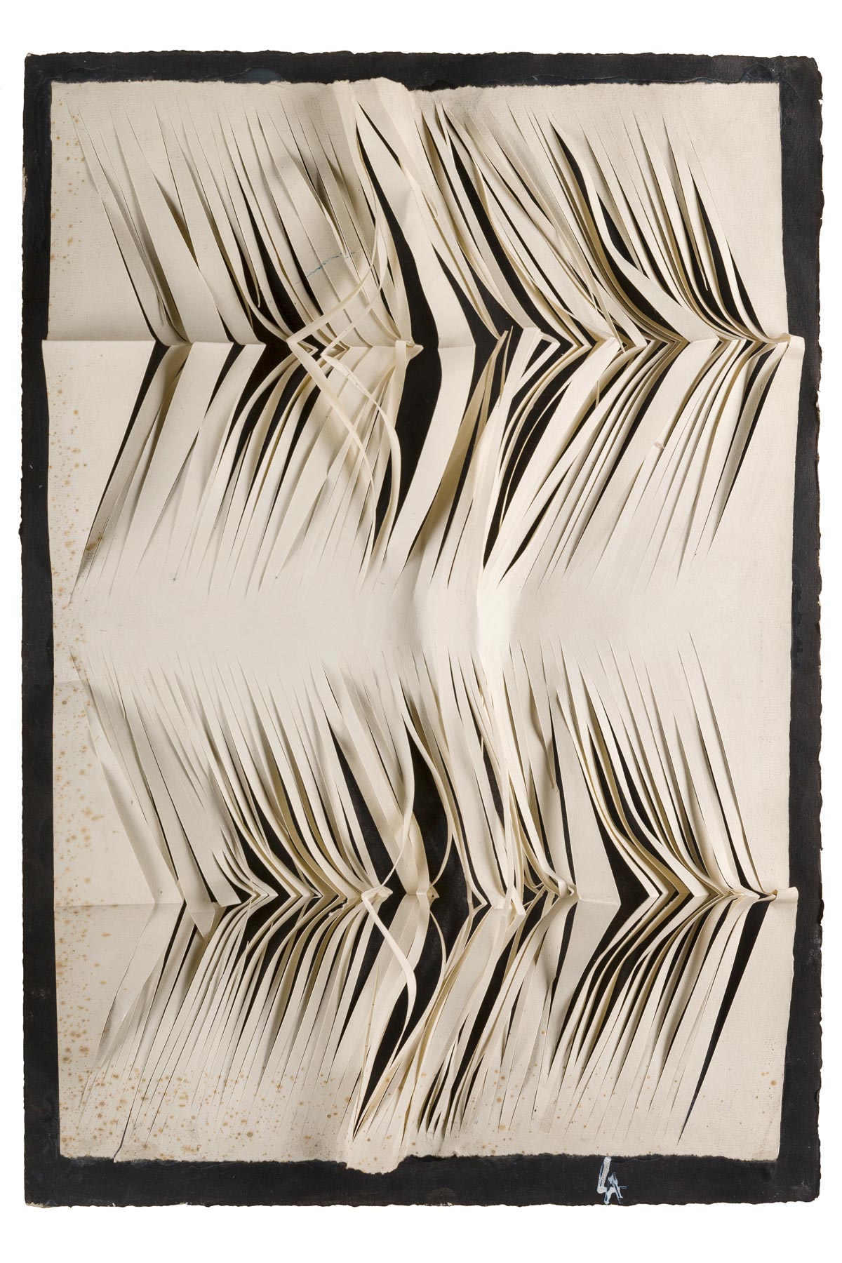 Alfonso Leoni, Senza titolo (1964 circa; carta intagliata e incollata su cartoncino nero, 48 x 33 cm)
