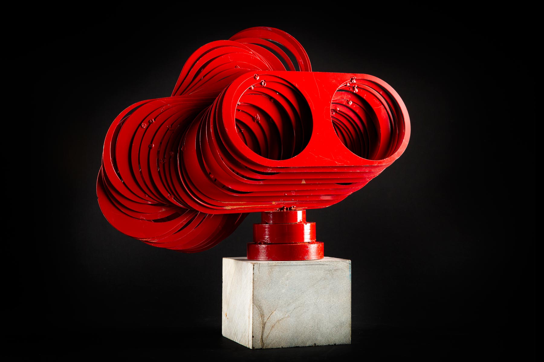 Alfonso Leoni, Senza titolo (1967-69, sfrido di lamiera stampata saldata su tre basi cilindriche in ferro, su base cubica in marmo, 37 x 36 x 10 cm)
