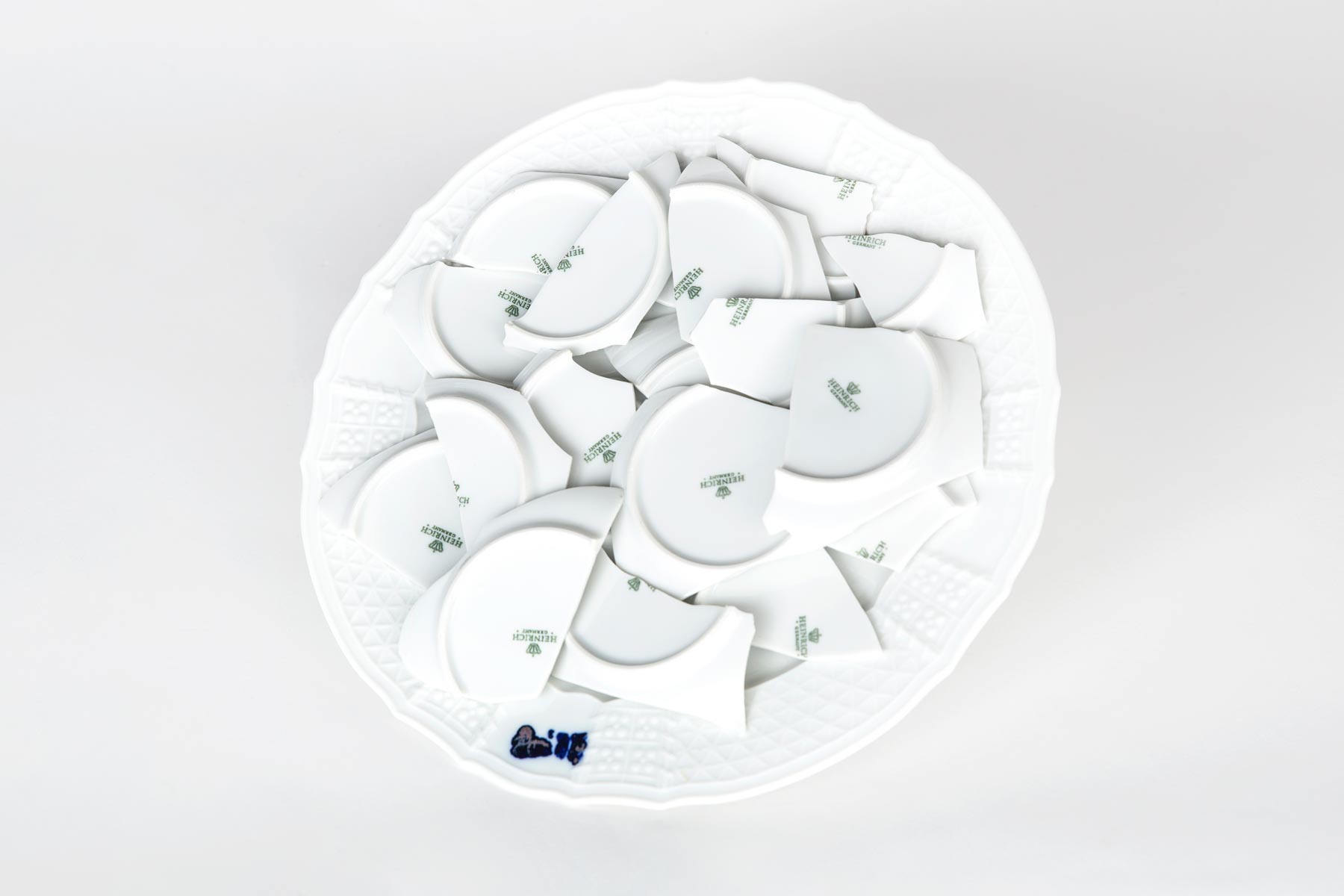 Alfonso Leoni, Senza titolo, Villeroy & Boch, Mettlach (1977; porcellana, diametro 33 cm)
