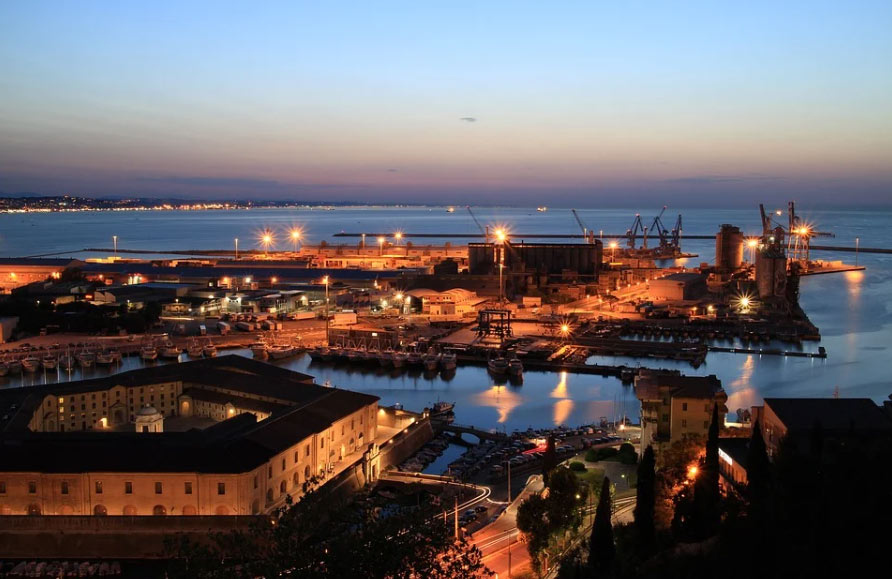 Ancona, veduta della Mole Vanvitelliana e del porto
