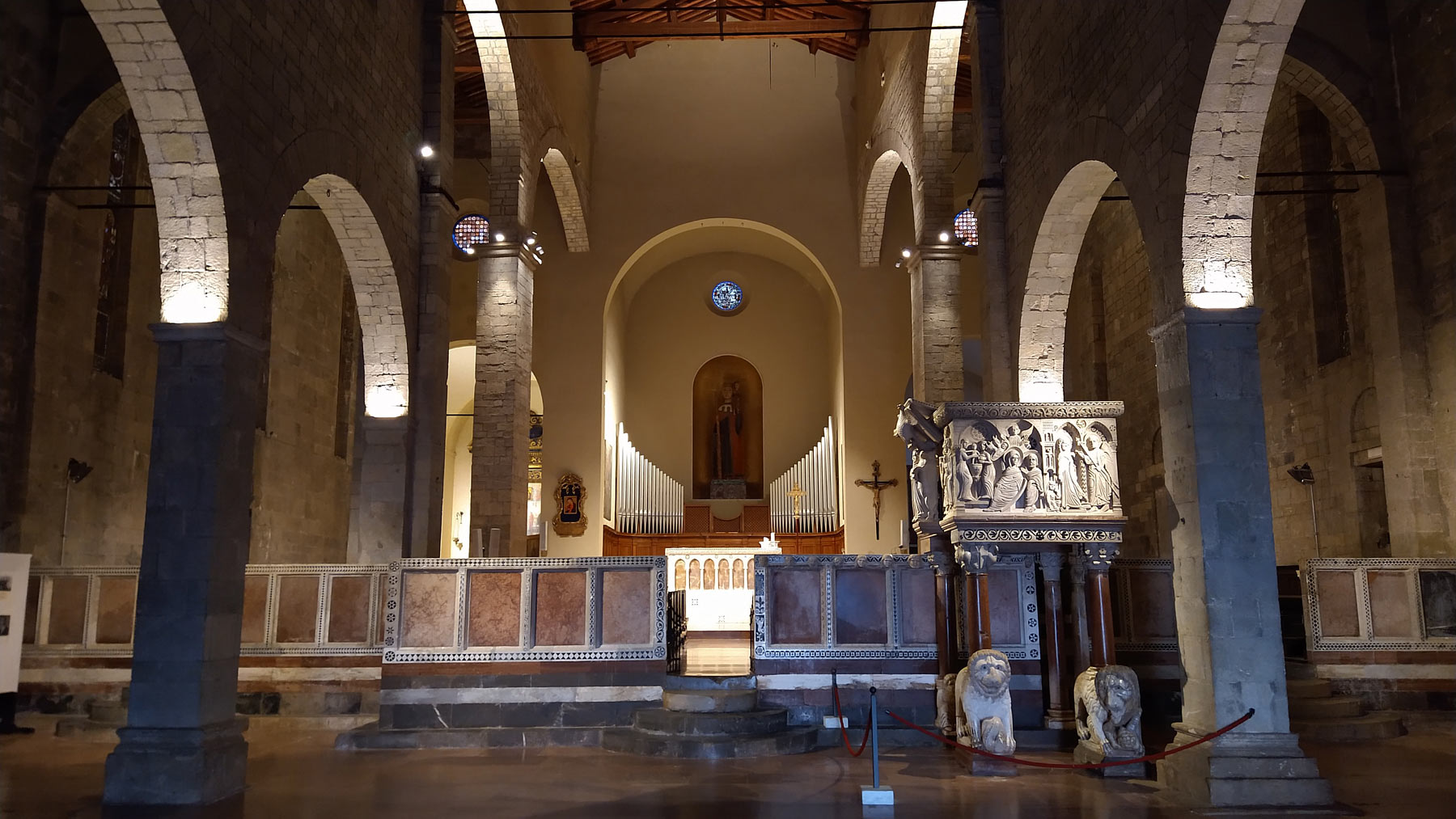 Interior of the cathedral of Barga. Ph. Credit Finestre Sull'Arte