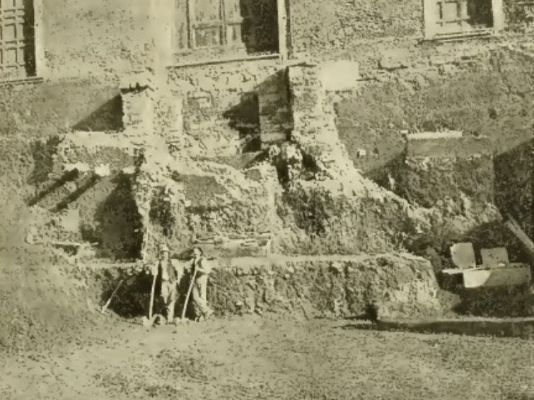 Il cosiddetto sarcofago di Romolo in una foto... del 1900
