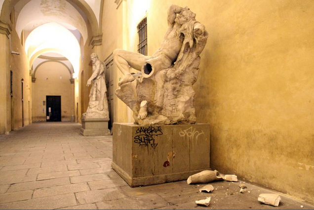 La statua del cortile di Brera dopo la bravata dello studente
 La statua del cortile di Brera dopo la bravata dello studente