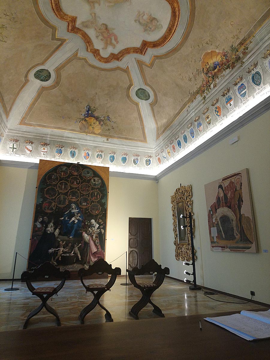 Il salone dove si trova la pala di Lorenzo Lotto
