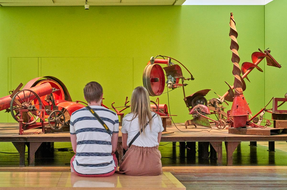 Museo Tinguely, sala della collezione permanente. Ph. Credit Daniel Spehr
 Museo Tinguely, sala della collezione permanente. Ph. Credit Daniel Spehr