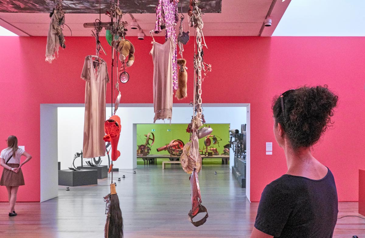 Museo Tinguely, sala della collezione permanente. Ph. Credit Daniel Spehr
 Museo Tinguely, sala della collezione permanente. Ph. Credit Daniel Spehr