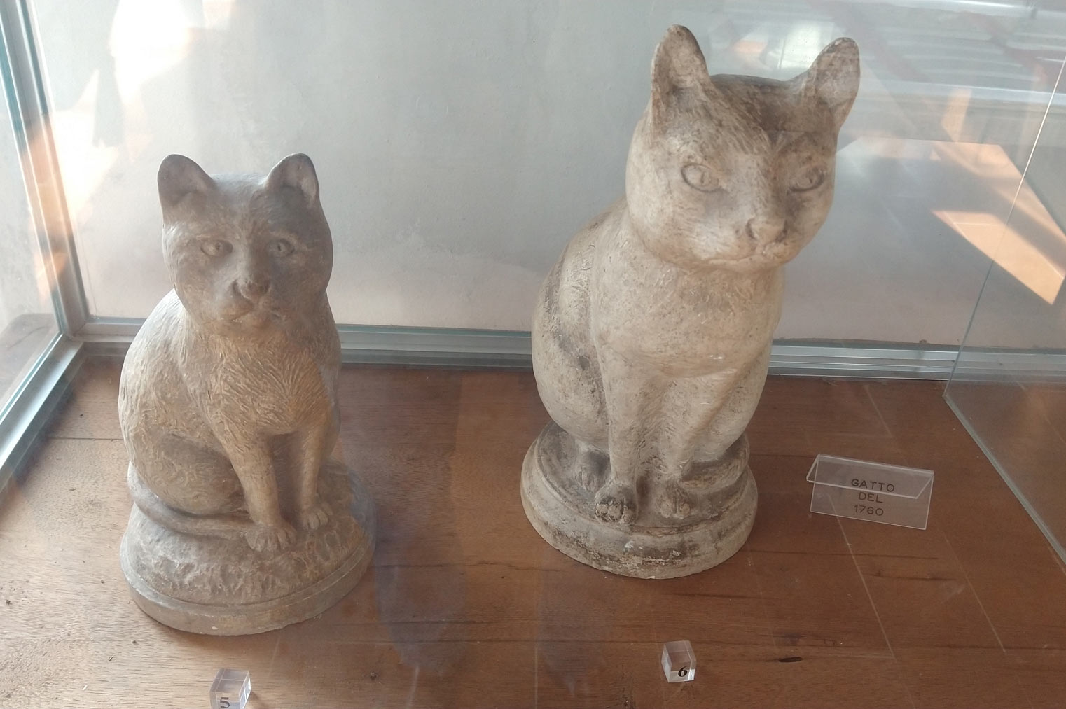 The two plaster cats blackened with candle smoke (1760)