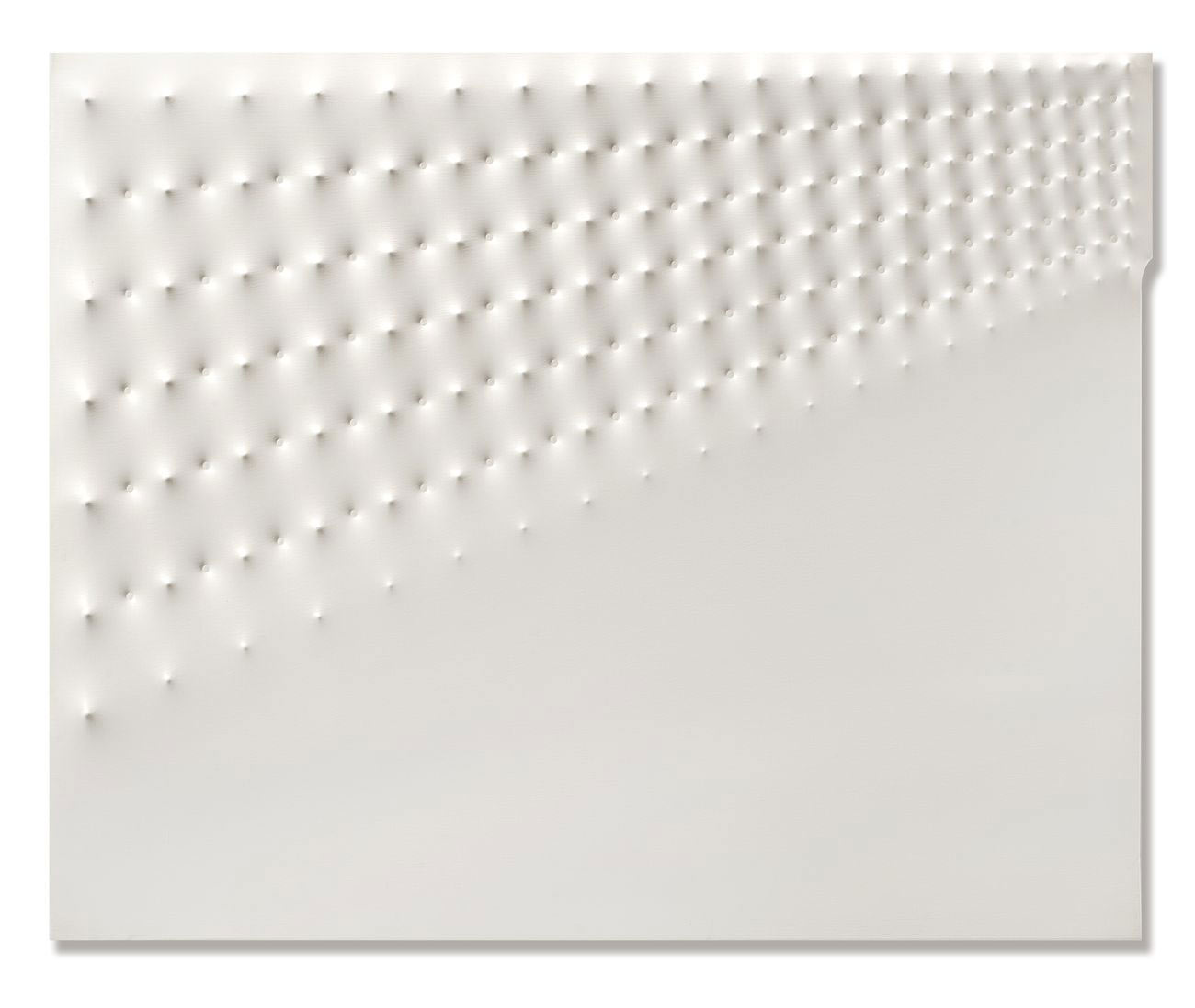 Enrico Castellani, Superficie bianca n. 11967. Courtesy Il Ponte
